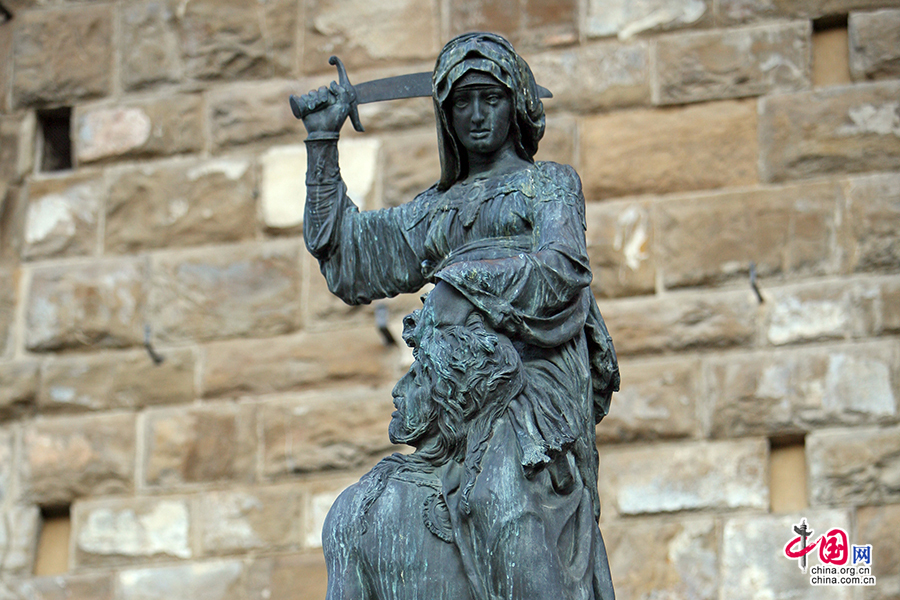 琅琪敞廊内的青铜雕像