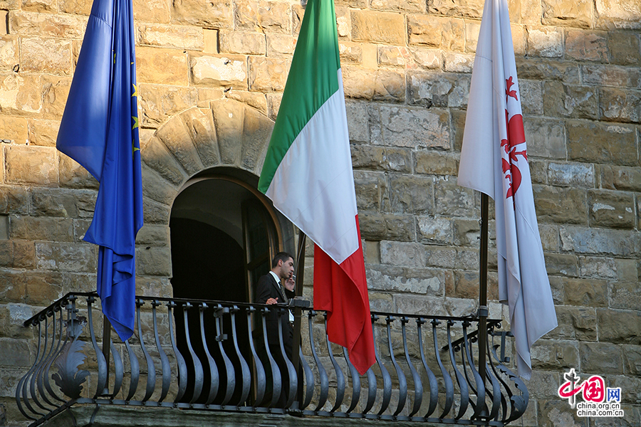 市政广场上的国旗、市旗与市徽