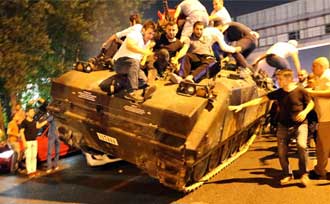 土耳其军事政变：民众用身体阻挡坦克前进