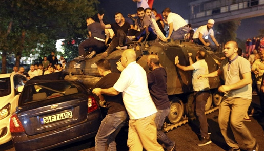 土耳其军事政变：民众用身体阻挡坦克前进