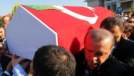 土耳其总统扛遇难者棺材 出席葬礼潸然泪下