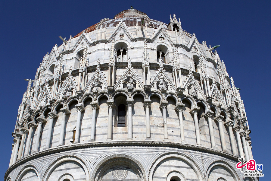 红色罗马建筑风格的圆顶