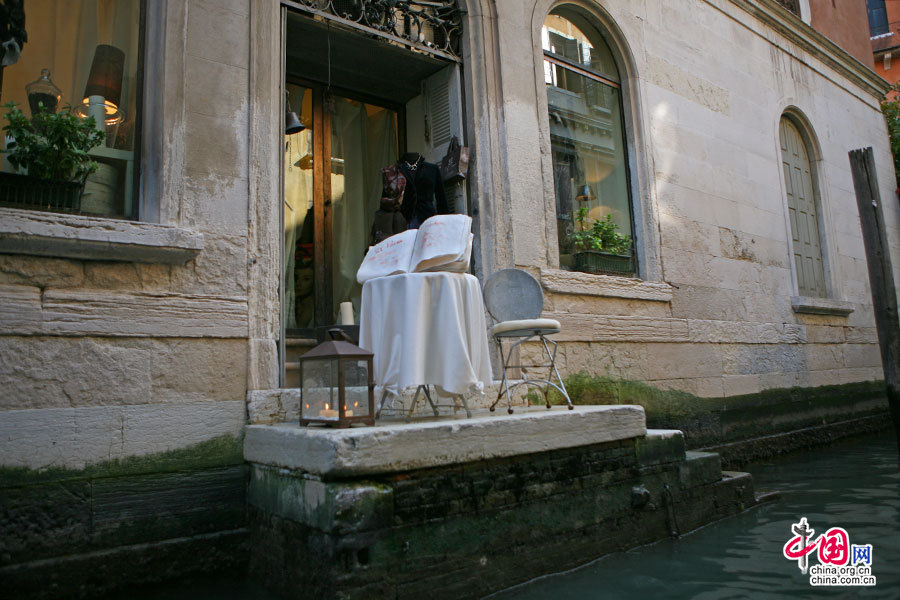 门口堆放的小椅子