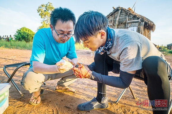 《我们的法则》黄子韬受伤坚持录制 成员暖心陪伴