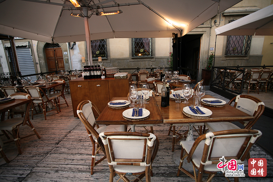 圣十字教堂广场上的餐厅