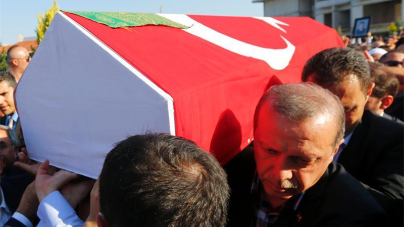 土耳其总统扛遇难者棺材 出席葬礼潸然泪下