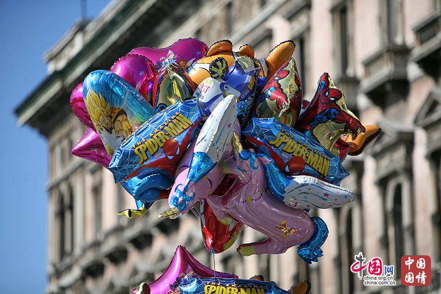 广场上小贩贩售的气球