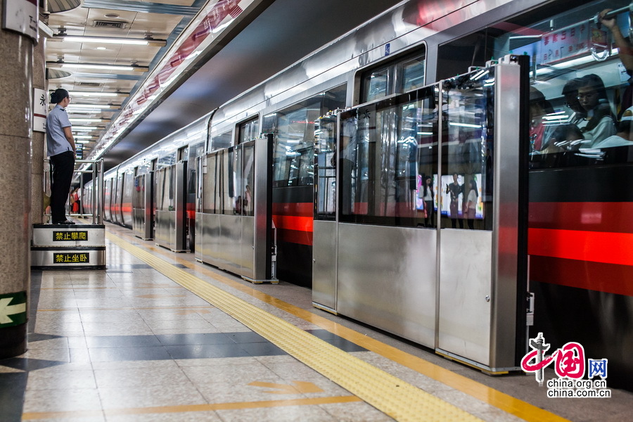 我国首条地铁北京1号线成功安装首扇屏蔽门[组