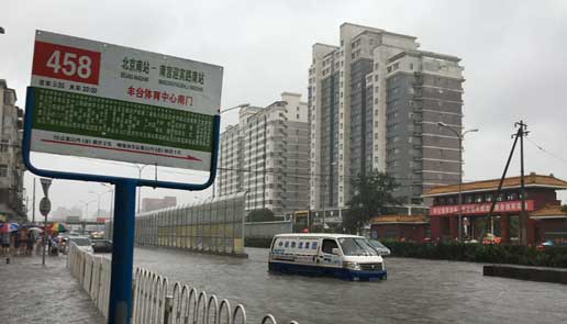 暴雨致北京丰体南路数十辆车被淹 交通陷入瘫痪