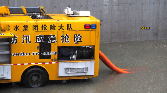 北京西站前蓮花池東路隧道積水斷路抽水