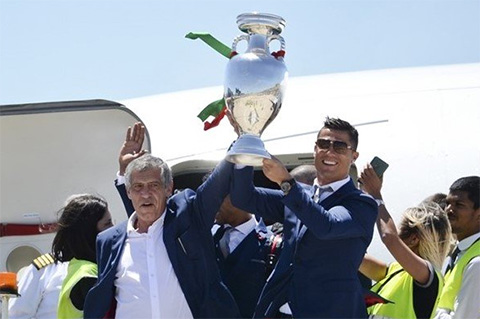 葡萄牙足协宣布续约欧洲杯冠军教练桑托斯4年