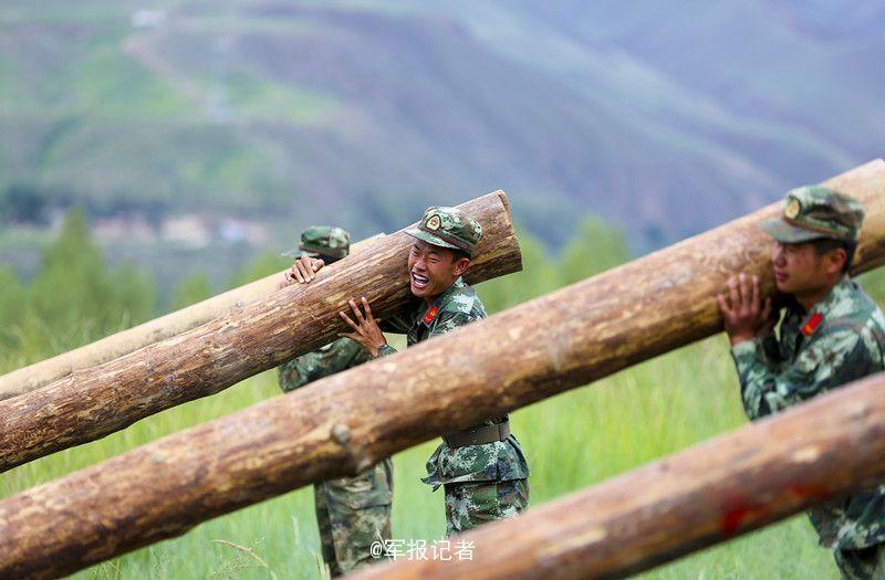挑战极限官兵海拔2500米大吼扛举圆木组图