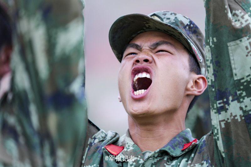 挑战极限官兵海拔2500米大吼扛举圆木组图