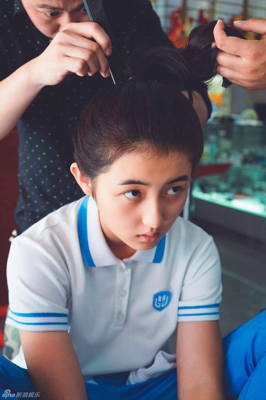 新浪娱乐讯张子枫写道"别离不伤感,青春不散场",照片中一身学生打扮的