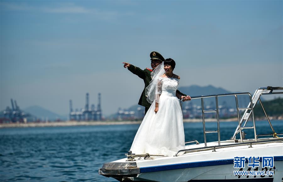 （图片故事）（9）特殊的“八一”礼物：迟到8年的海上婚礼