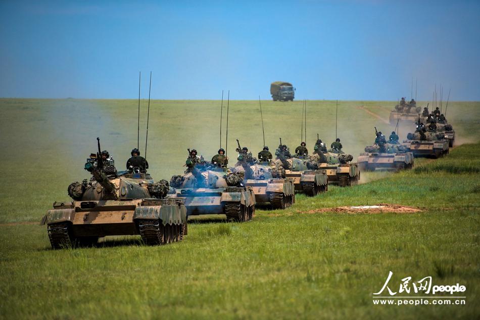 “红军”坦克疾速行进。( 摄影：人民网 赵铎)