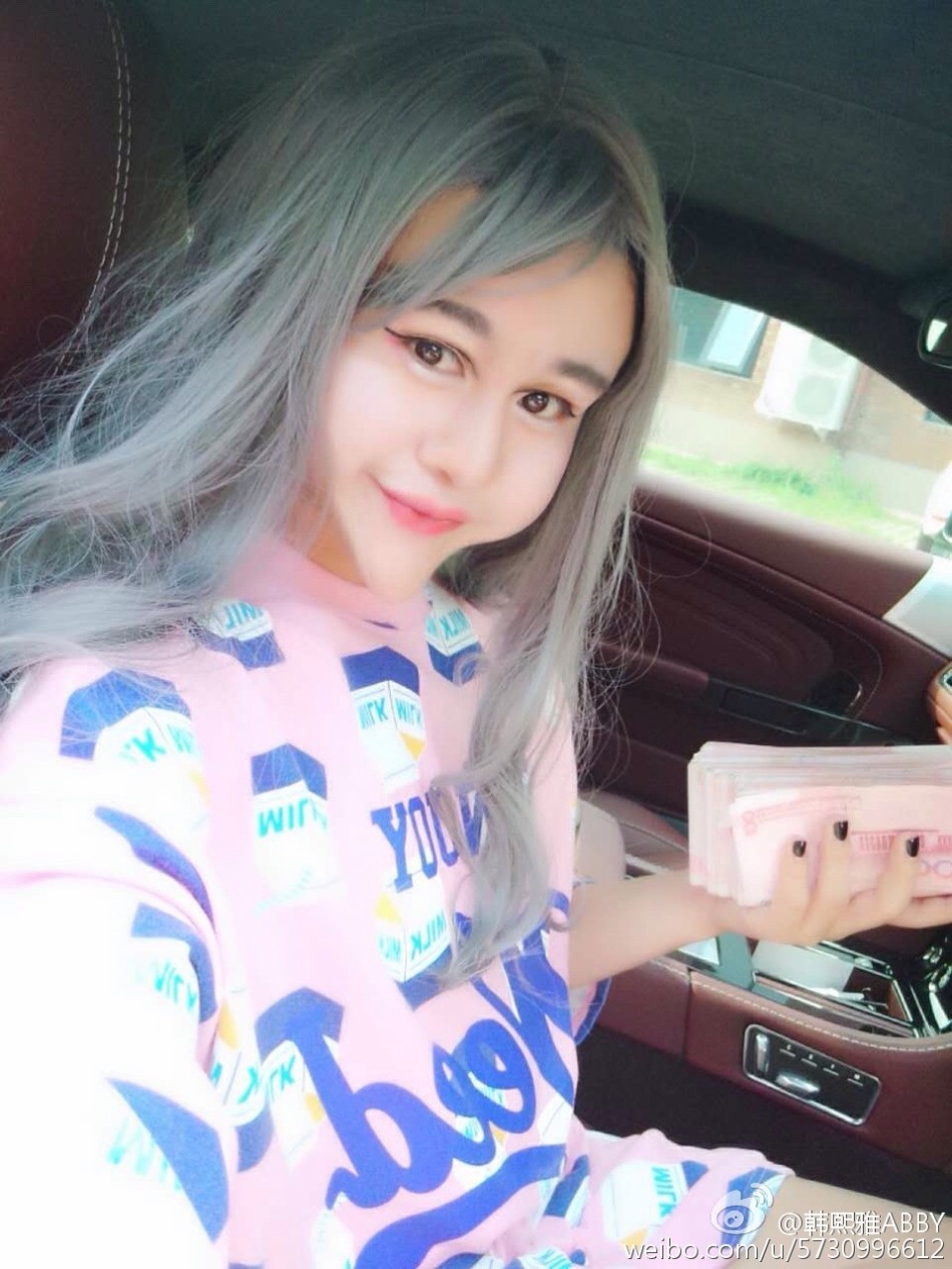 新浪娱乐讯日前,蛇精女韩熙雅又在微网志炒作炫富,豪车内大晒钞票