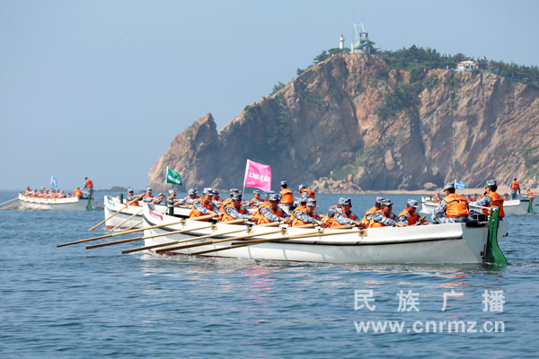 "海峡勇士-2016"横渡渤海海峡舢舨赛起航