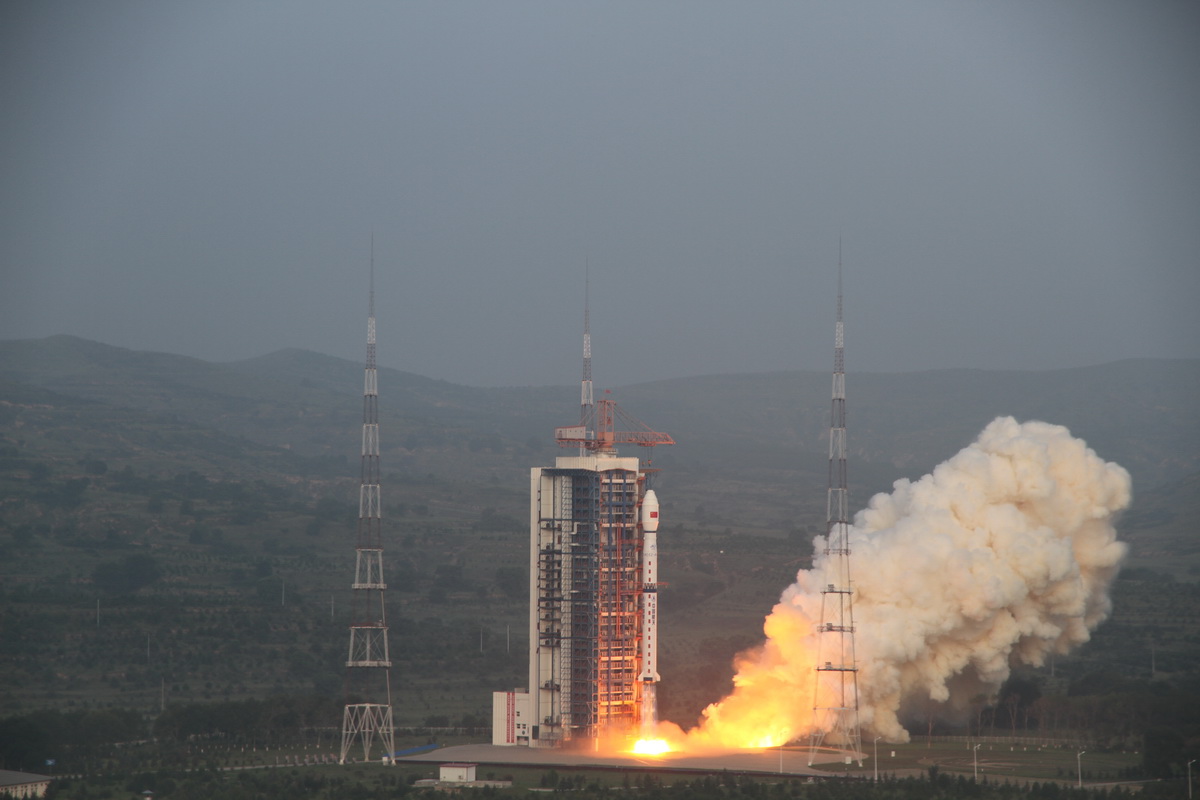 8月10日6时55分，我国在太原卫星发射中心用长征四号丙运载火箭成功将高分三号卫星发射升空。新华社记者 白国龙 摄