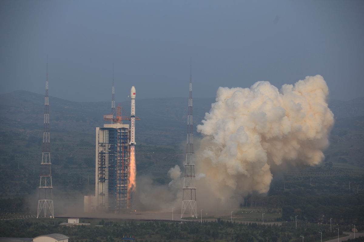 8月10日6时55分，我国在太原卫星发射中心用长征四号丙运载火箭成功将高分三号卫星发射升空。新华社发（张宏伟摄）