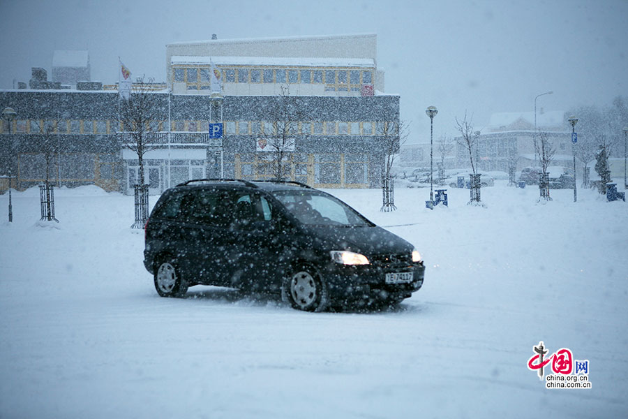 雪中行驶的汽车