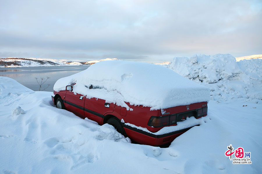 堆满积雪的汽车
