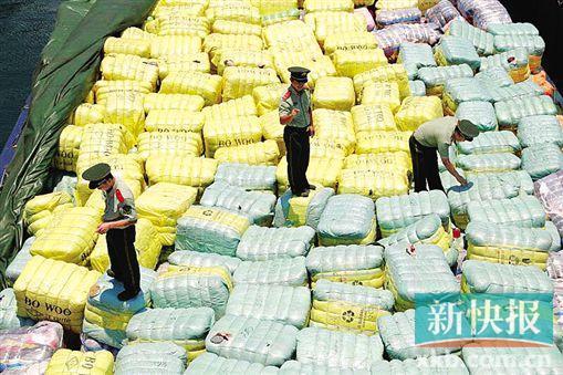深圳截获549吨 洋垃圾 衣服 堆成三层楼高