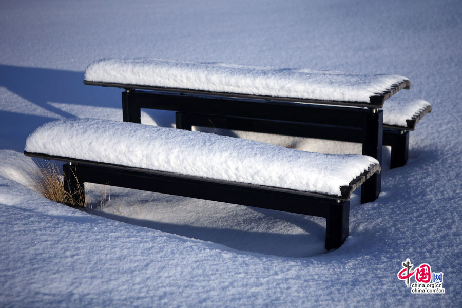 小板凳上积压着厚厚的雪