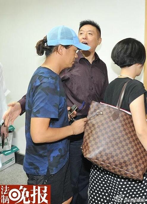 王宝强到北京朝阳法院起诉离婚 要求孩子抚养
