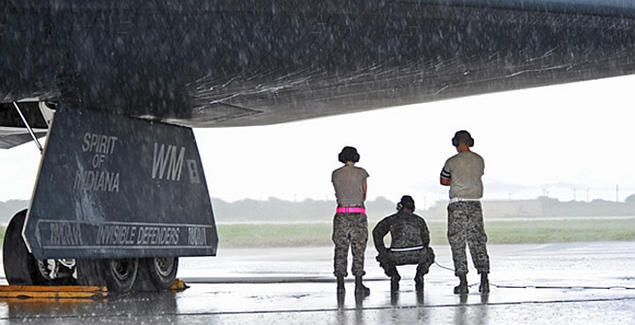 B-2在关岛露天停放遭日晒雨淋