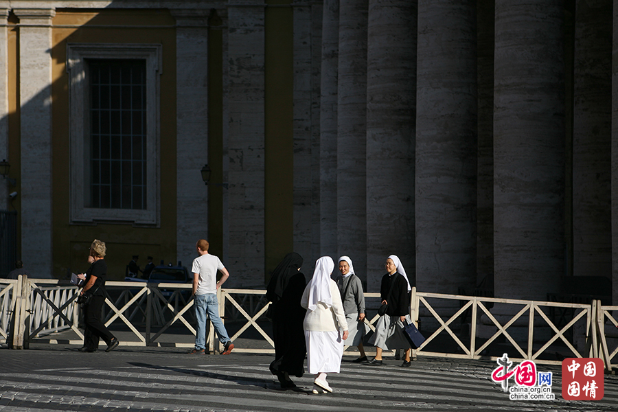 圣彼得广场上的行人与修女
