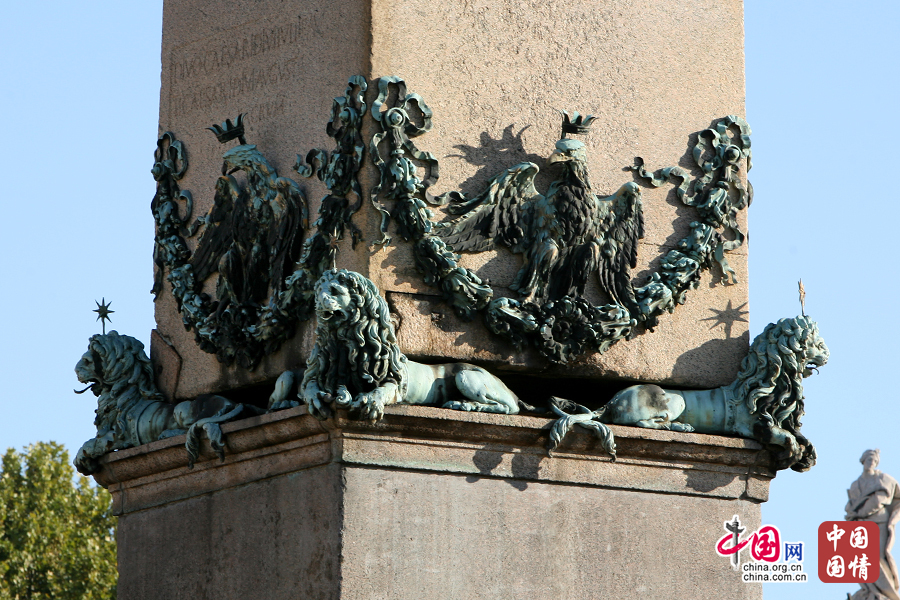 廣場中央方尖碑的基座間有青銅獅子的鎮守