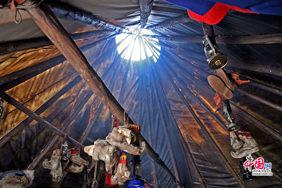 萨米人多层油纸布搭起的帐篷，顶上一块是透明的