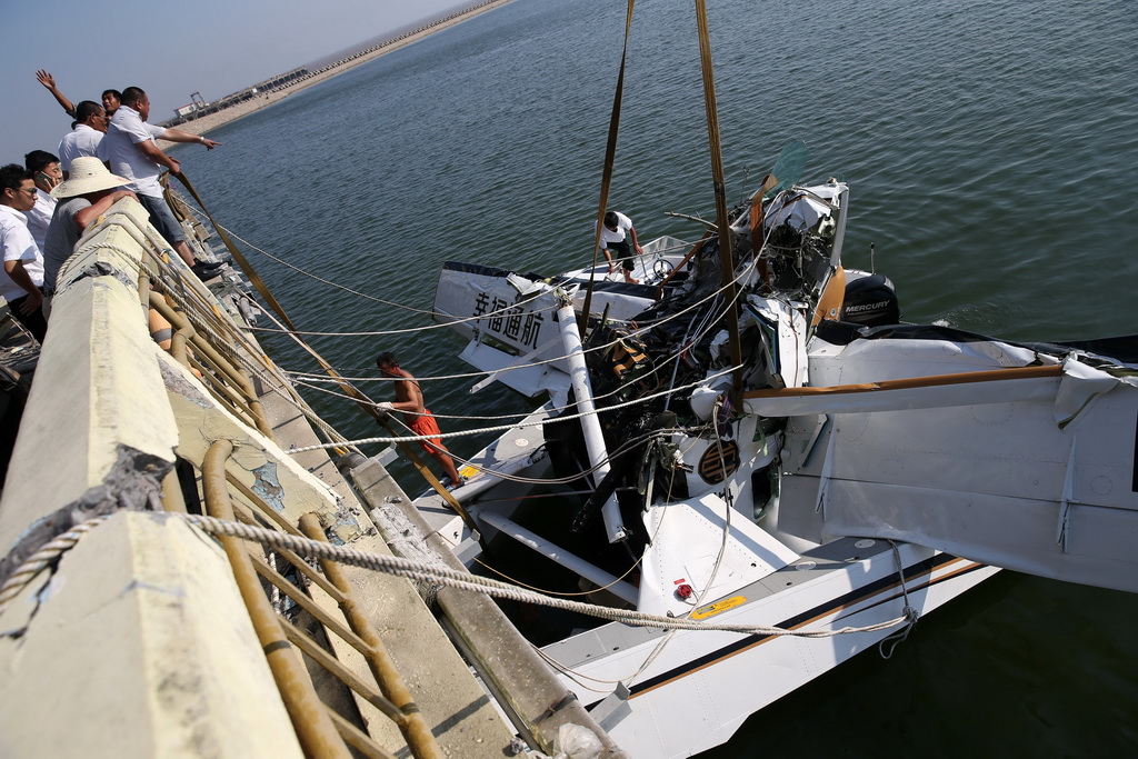 救援人员在事故现场打捞飞机（7月20日摄）。 新华社记者丁汀摄