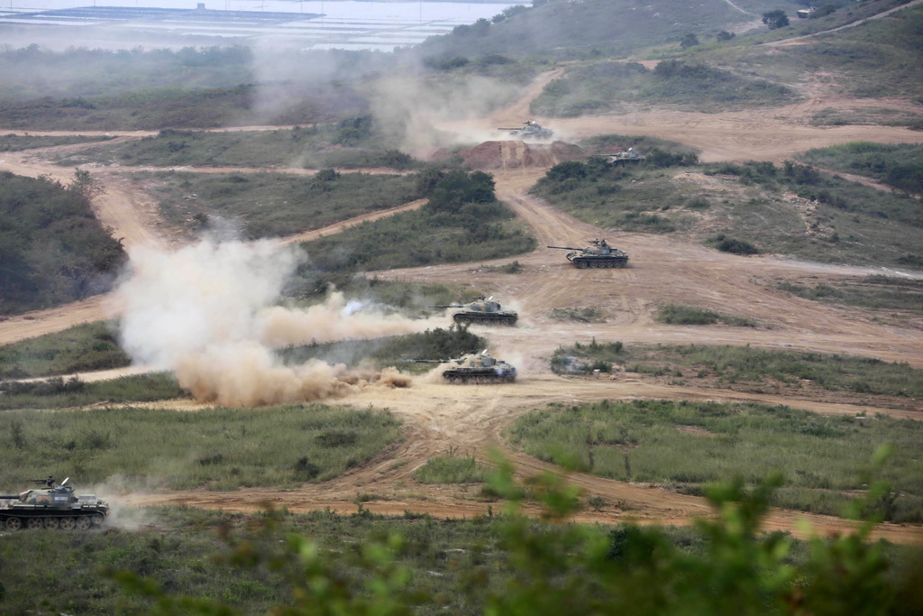 演习中，陆军第39集团军某红军旅坦克分队向“敌”发起进攻（2015年9月18日摄）。