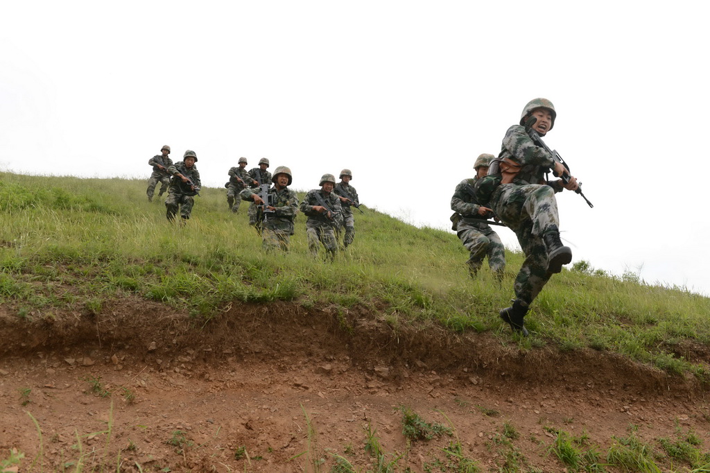陆军第39集团军某红军旅官兵在演习中发起冲锋（2016年5月14日摄）。