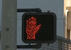 美国行人不遵守信号灯将被处罚