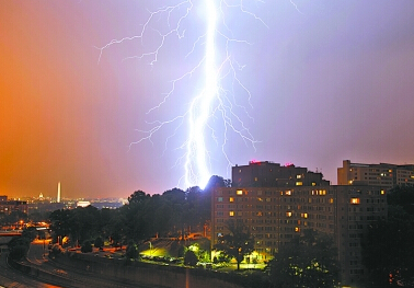 美国首都华盛顿遭遇强雷暴天气