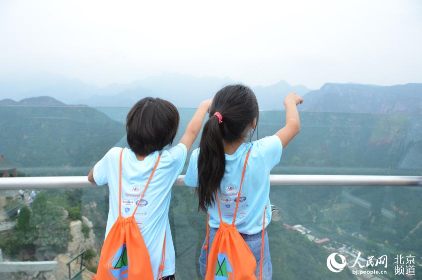 活动中，孩子们登上“世界之最”玻璃飞碟观景台参观游览。人民网尹星云 摄