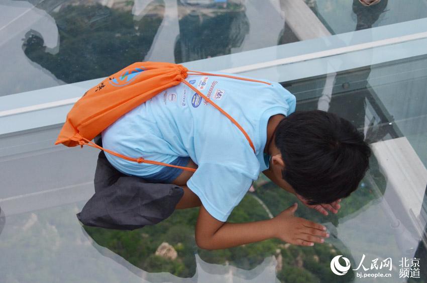 活动中，孩子们登上“世界之最”玻璃飞碟观景台参观游览。人民网尹星云 摄