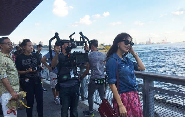 44岁牛莉合影姜武 空气刘海碎花裙显年轻