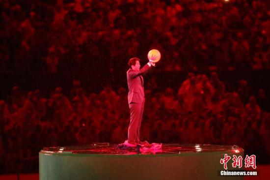 当地时间8月21日,2016里约奥运会闭幕式在马拉卡纳体育场内举行。图为日本首相安倍晋三以超级马里奥形象出现。中新网</a><p align=