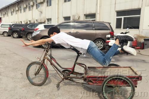 王源骑三轮车拍“大片” 网友：老司机带带我