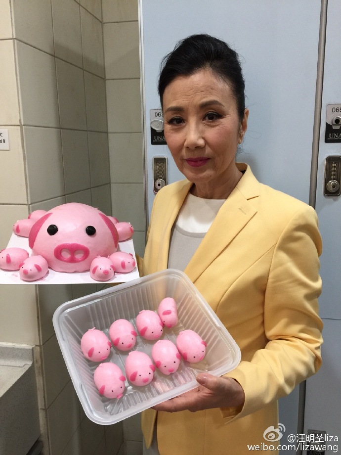 汪明荃69岁生日合影奥运选手 收到猪猪生日蛋糕