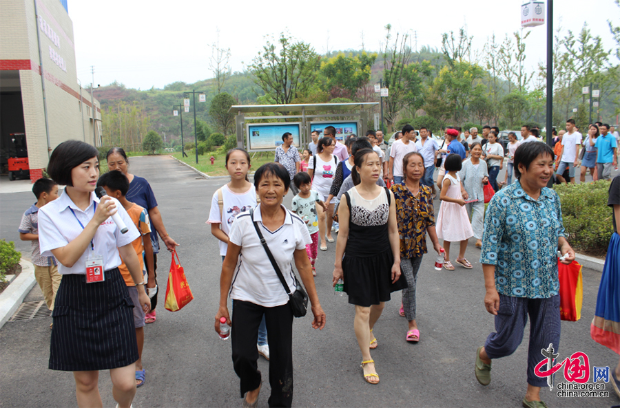 国美酒业集团圆梦行动公益助学基金会(2016)捐资助学仪式隆重举行[组图]