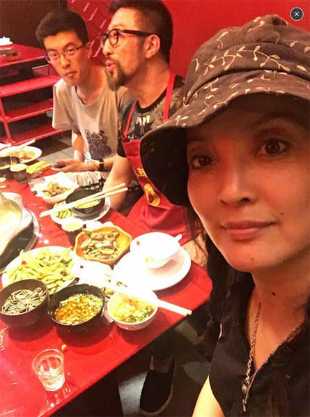 张纪中妻子樊馨蔓与"干儿子"肖齐昔日合影曝光