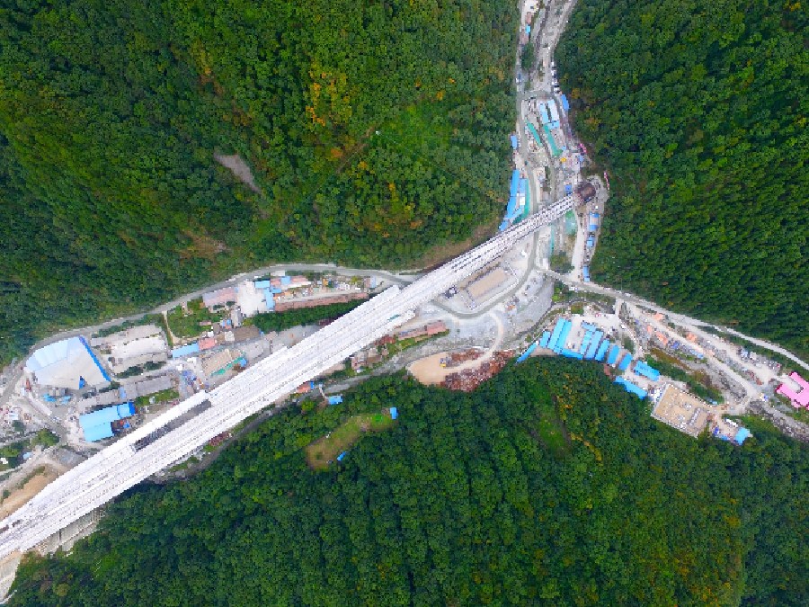 西安至成都高速铁路大秦岭隧道顺利贯通