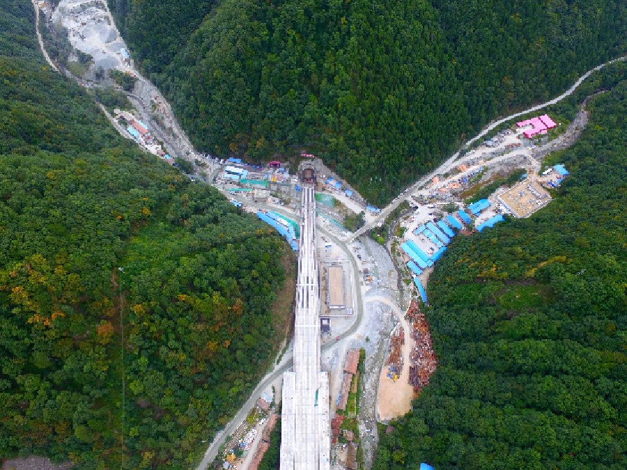 西安至成都高速铁路大秦岭隧道顺利贯通
