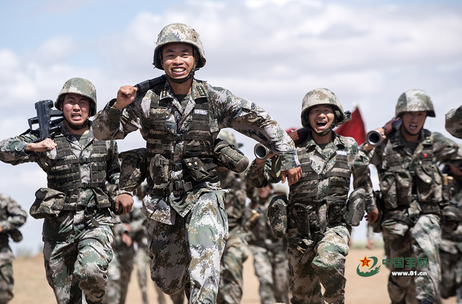 5公里定向越野考核中,田悦带领全连官兵齐心协力冲向终点.