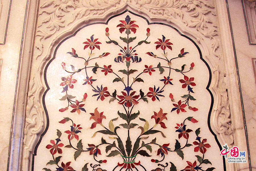 伊斯兰风格的花卉纹饰与浮雕作墙壁